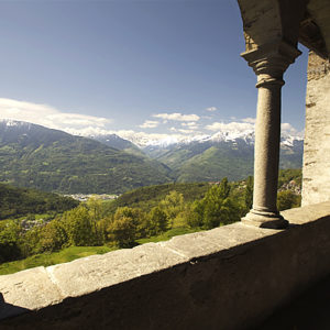 Passeggiata al portico della Chiesa di Caspano