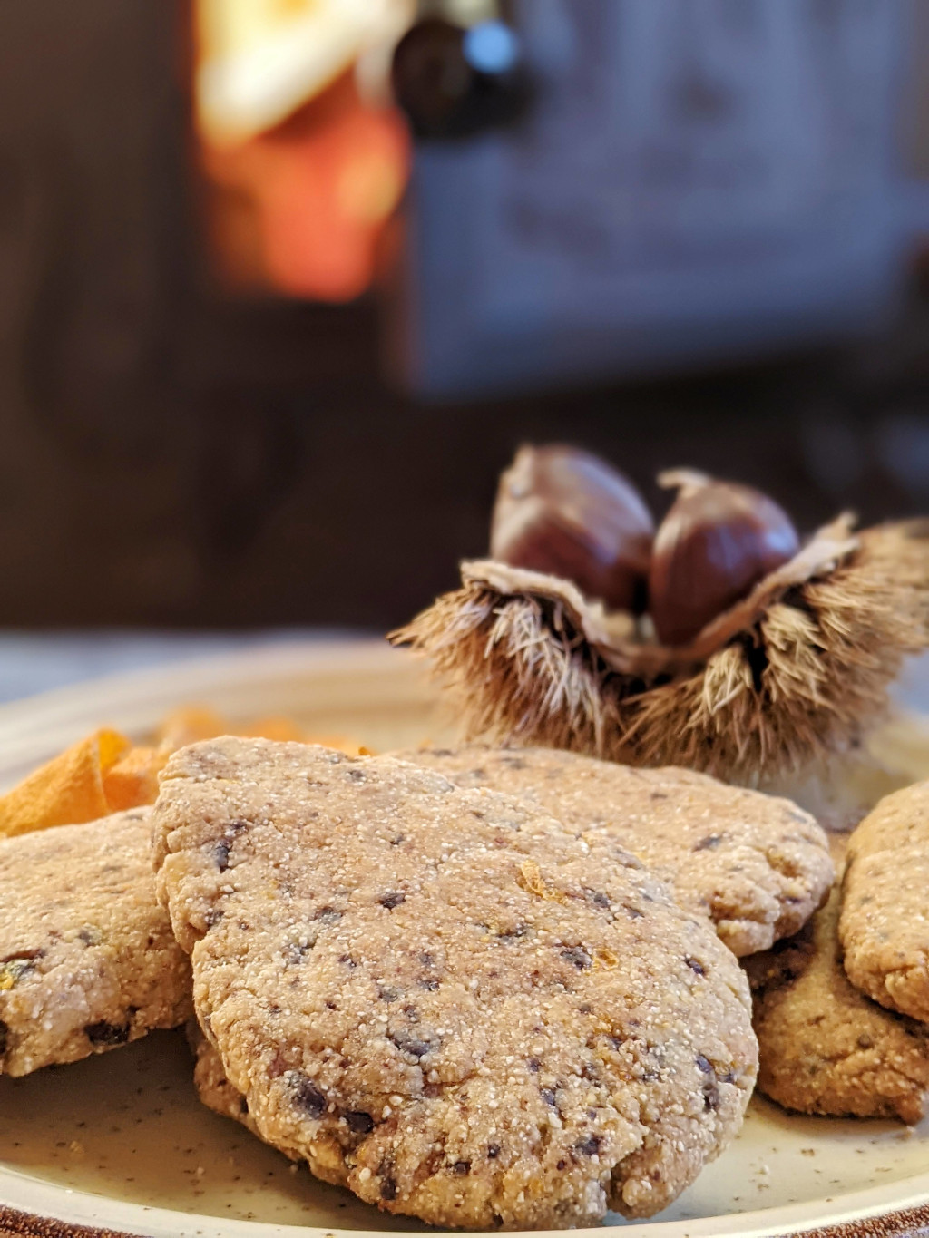 Biscotti vegani con farina di castagne, arancia e cioccolato