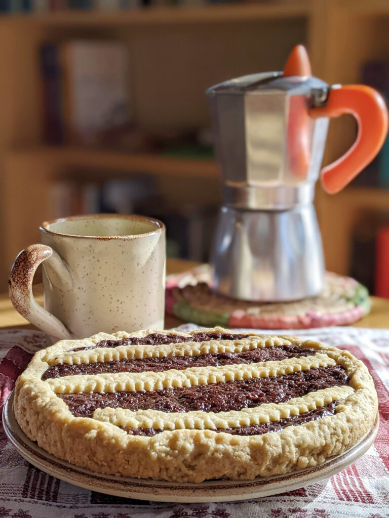 Crostata vegana con crema spalmabile vegana al cioccolato e noci.